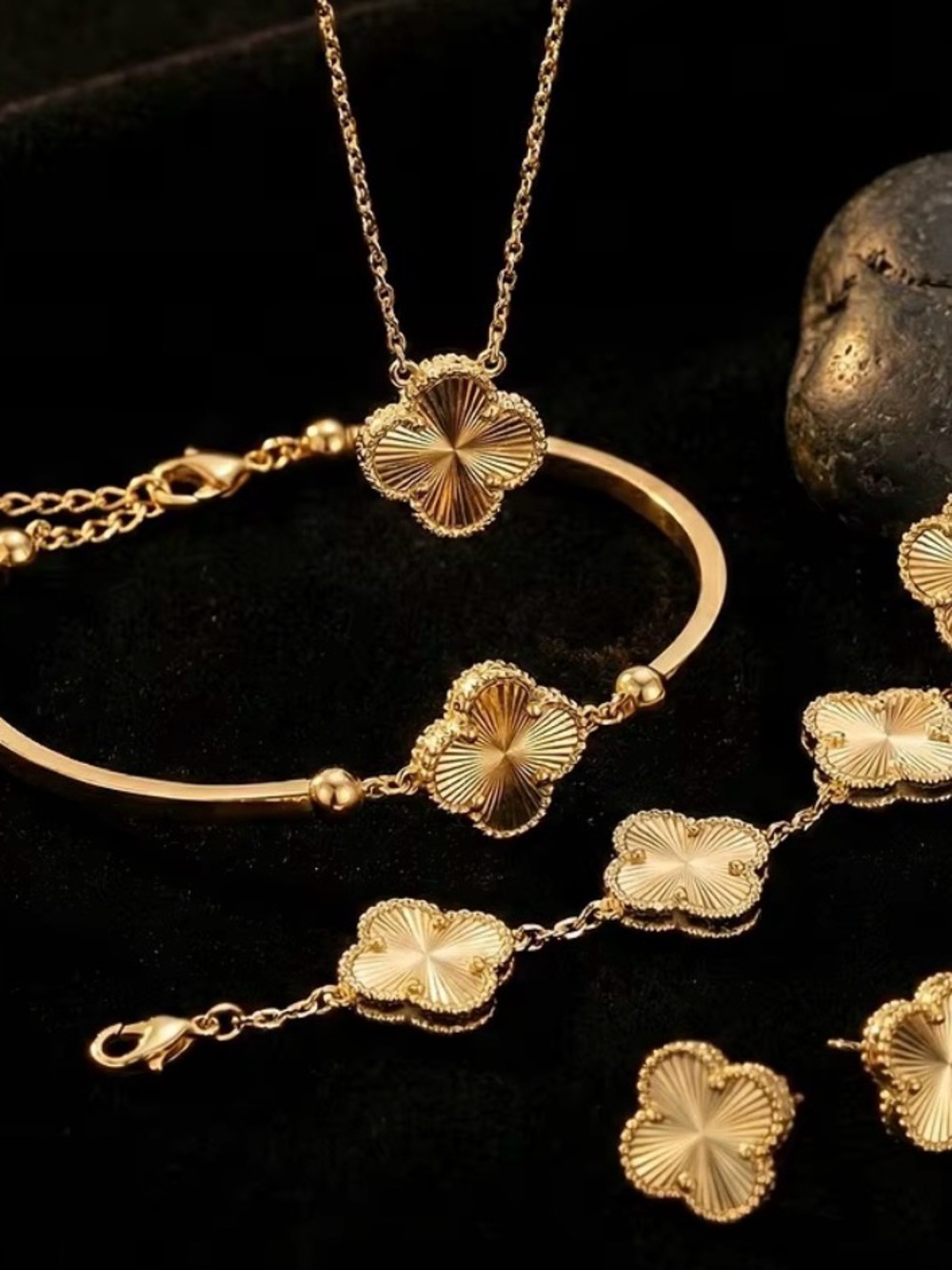 Gold Clover-Link Bracelet Luxury Bracelet - Picture 2 of 4